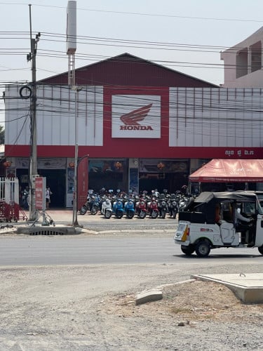 ដីសម្រាប់លក់ថ្នល់ទទឹង