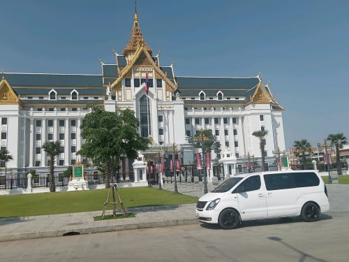 សេវាកម្មរថយន្តឈ្នួល Transportation services in Cambodia