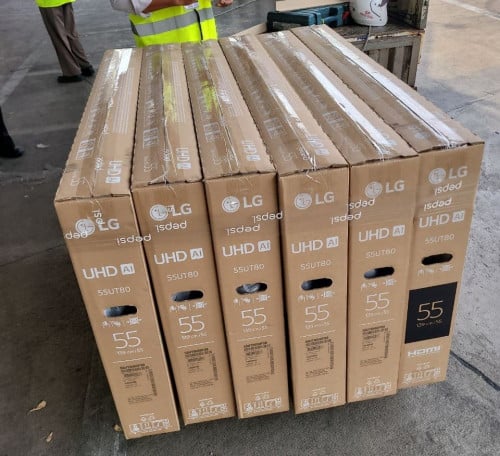 LG UT80  AI Price : 495$ Free delivery Original