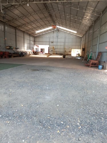 ដី នឹង ឃ្លាំងលក់នៅត្បូងឃ្មុំ