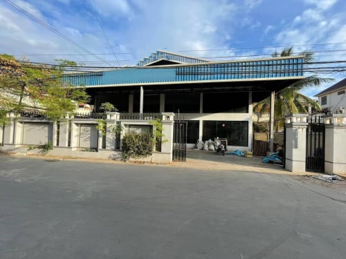 ឃ្លាំងសម្រាប់លក់នៅ ជិតផ្លូវ2004 | Warehouse for sale near 2004 street
