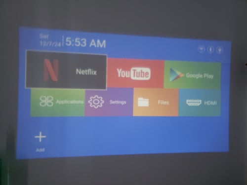 មាន Mini Projector តូចស្រួលដាក់តាមខ្លួនច្រៀងខារ៉ាឣូខេ