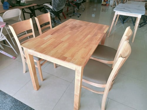 តុកៅអីញុាំអាហារ