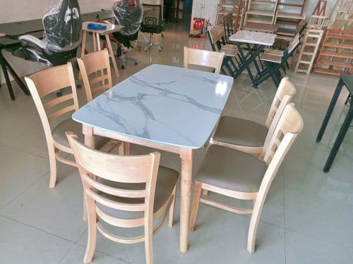 តុកៅអីញុាំអាហារ