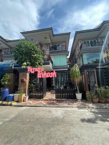 វីឡាភ្លោះដាក់លក់បន្ទាន់ #ក្បែរផ្សារសំណង់12