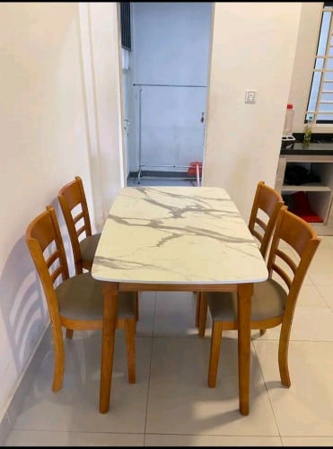 ឈុតតុកៅអីញុាំអាហារ