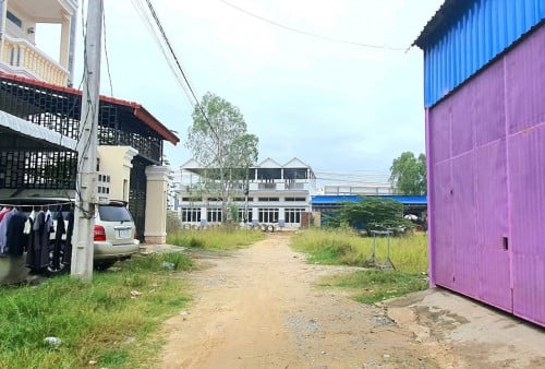 📍ដីលក់ប្រញ៉ាប់ ៖ ភូមិកំរៀង, សង្កាត់ព្រៃវែង, ខណ្ឌដង្កោ, រាជធានីភ្នំពេញ ។