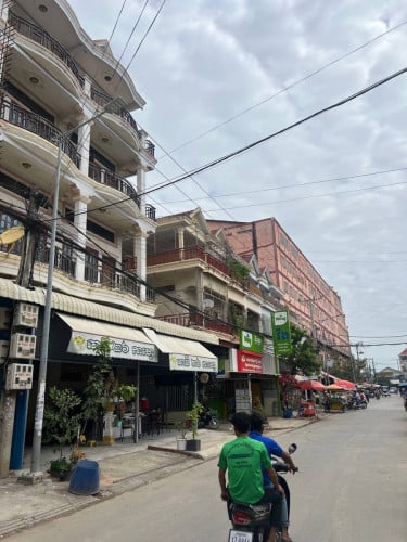 ផ្ទះលក់បន្ទាត់ក្បែផ្សារងាយស្រួលក្នុងការរកស៊ី មួយល្វែងក៏លក់បានដែល