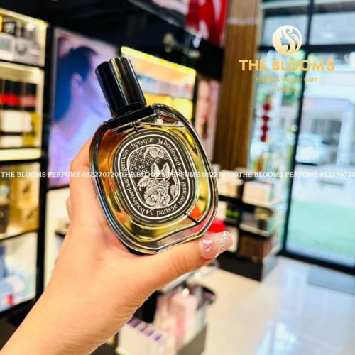 ក្លិននារីថ្លៃថ្នូរ ក្លិនផ្កាកុលាប លាយលំជាមួយក្លិនផ្លែឈេីងុំ ប្រហែលគួយអោយចង់នៅក្បាល75ml =185$