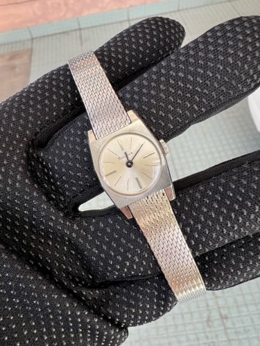 នាឡិកានារី Bulova vintage