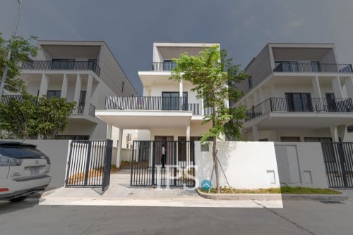 វីឡា ខ្លឹម ​4 បន្ទប់គេង សម្រាប់លក់ 📍ទីតាំងនៅបុរី ចន្ទគីរី ព្រែកកំពឹស រាជធានីភ្នំពេញ!​