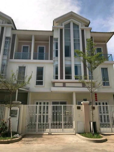 ផ្ទះវីឡាកូនកាត់នៅ ជីបម៉ុង Link Villa rent in Borey chipmong on Mongrithy Road