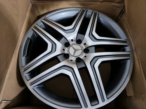 យ៉ាន់កង់ឡាន Mercedes នៅស្អាត99% មាន4គ្រាប់