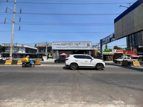 » ដីនិងឃ្លាំងសម្រាប់លក់លើផ្លូវម៉ុងឬទ្ធី នៅសង្កាត់ភ្នំពេញថ្មី ខណ្ឌសែនសុខ.