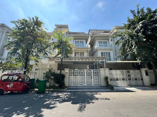 ផ្ទះវីឡាភ្លោះសម្រាប់លក់ នៅបុរី Orkide 2004