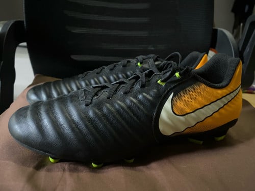 Football shoe Tiempo  (brand new never use) size 43