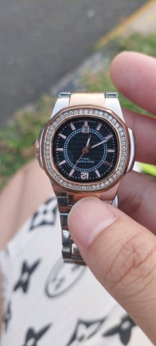 លក៎នាឡិការមួយនៅស្អាតស្ទើរតួតិចៗ តែអស់ថ្មខ្ចិលដាក់ អាចដាក់បាន1មឺនទេ