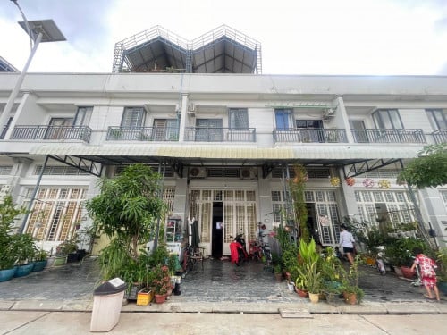 (សម្រាប់លក់)ប្រភេទ​ផ្ទះល្វែងE0E1​ ស្ថិតលេីទឹកដីដែលមាន​សក្ដានុពល​ នៅក្នុង​ក្រុង​អរិយក្សត្រ