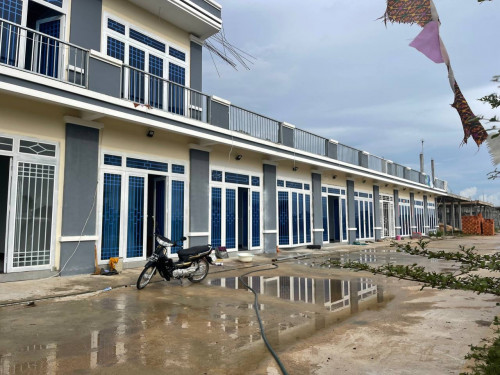 ដីផ្សារថ្នល់ទទឹង