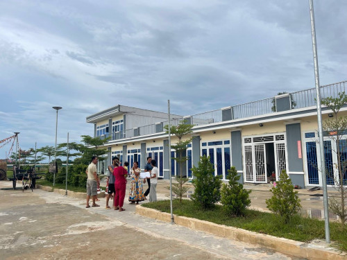 ដីផ្សារថ្នល់ទទឹង