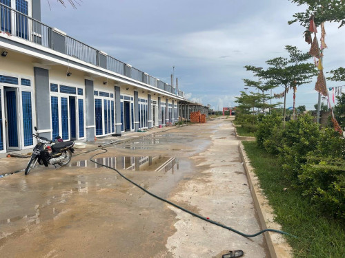 ដីផ្សារថ្នល់ទទឹង