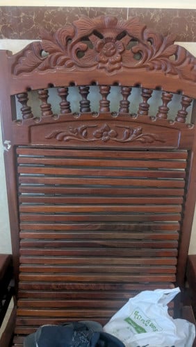 កៅអីឈើ ប៉ៅអី