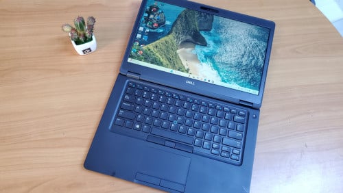 Dell Latitude 5490 មួយទឹកនៅស្អាតដូចថ្មី មានភ្លើងឃី /Core i5 8Gen/ Ram 8G/ M.2 256G/ 14" FHD