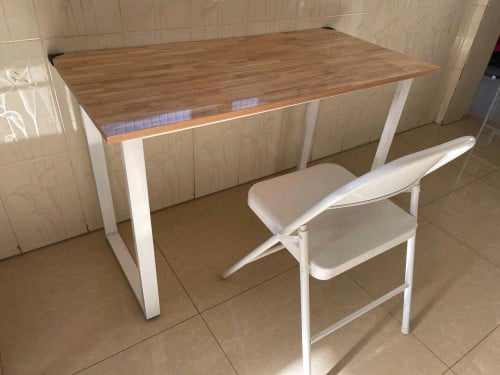 ឈុតតុកៅអីសម្រាប់អង្គុយរៀនរឺធ្វើការ