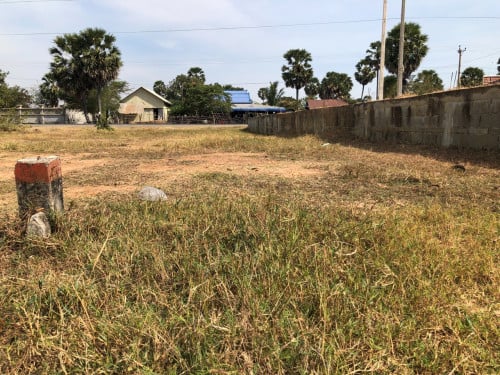 ដីលក់ជាប់ផ្លូវក្រាលកៅស៊ូ នៅខេត្តកំពង់ស្ពឺ