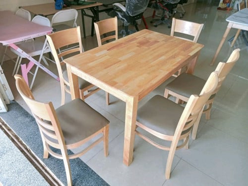 ឈុតតុកៅអីញុាំអាហារ