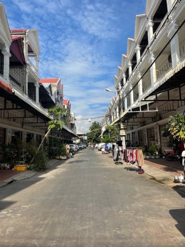 ផ្ទះ​ពីរល្វែងជាប់គ្នានៅភូមិបឹងសាឡាង​ ឬស្សីកែវ​