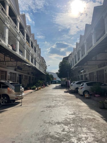 ផ្ទះ​ពីរល្វែងជាប់គ្នានៅភូមិបឹងសាឡាង​ ឬស្សីកែវ​