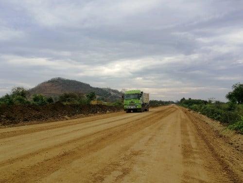 ដី​រៀបចំចាក់កៅស៊ូ ទំហំផ្លូវ50ម៉ែតក្នុងប្លង់រឹង