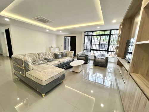 វីឡាឃ្វីនកែង សម្រាប់លក់ / Corner Queen Villa for sale (in Borey Chip Mong 50m)