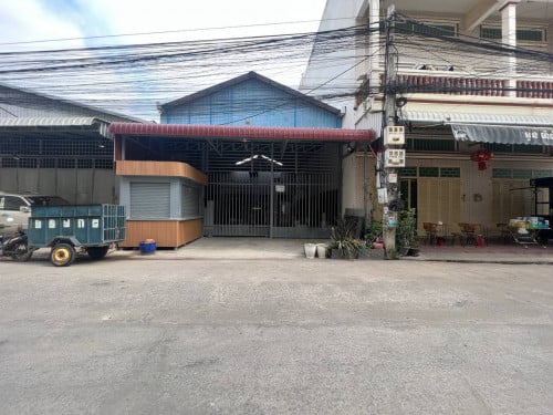 ឃ្លាំងលក់នៅចាក់អង្រែក្រោម