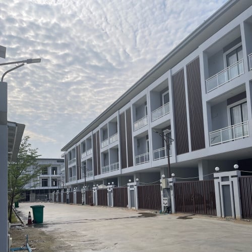 ផ្ទះជួល ជិតផ្សារព្រែកជ្រៃ (បុរីឡាផាម) សល់ដីក្រោយ 10 ម៉ែត្រ