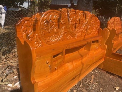 គ្រែឈើផ្ចឹក