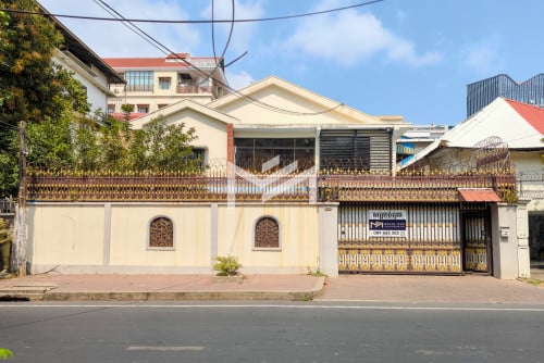 ផ្ទះមាន​ 8-បន្ទប់គេង នៅផ្លូវ 240 📍