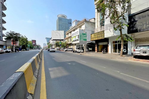 🏠 ផ្ទះអាជីវកម្ម​ (កែង) នៅលើមហាវិថីព្រះមុនីវង្ស ត្រូវការលក់បន្ទាន់ខ្លាំង (កូដ៖ A03-003306)
