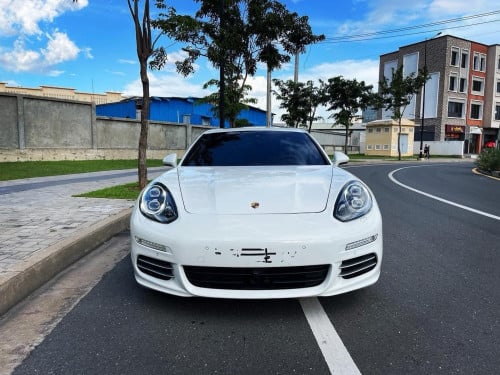 Porsche Panamera 4S Executive lounge