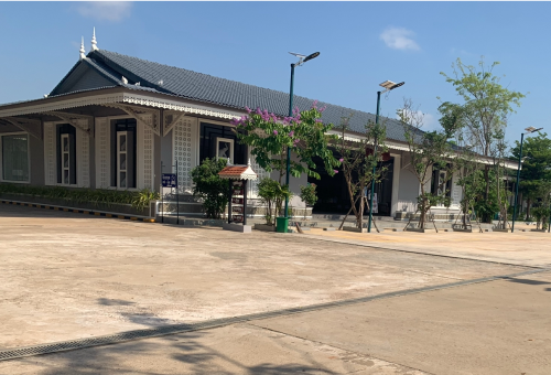 អាជីវកម្មការ៉ាស់សាំង ភោជនីដ្ឋាន កាហ្វេ និងផ្ទះសំរាប់លក់