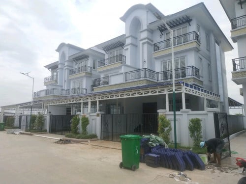 វីឡាភ្លោះក្បែរផ្លូវធំលក់បន្ទាន់ 185,000