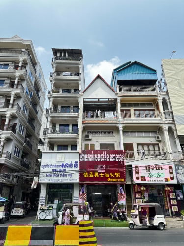 ផ្ទះអាជីវកម្មសម្រាប់លក់ ទីតាំងទល់មុខ Aeon 1 ហេីយនៅជិត ABA Bank