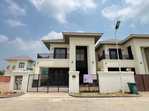 វីឡាឃ្វីន បុរីអាម៉ូរី7មករា