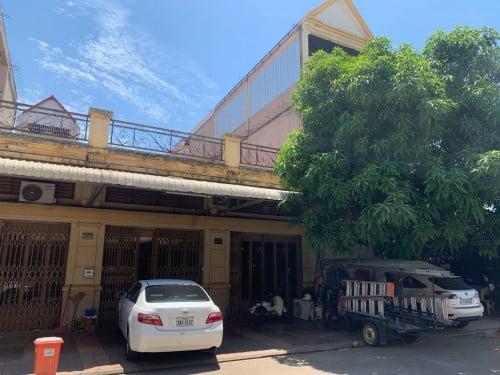 លក់បញ្ចុះតម្លៃ ផ្ទះល្វែងលក់​ នៅក្នុងបុរីពិភពថ្មីឈូកមាស