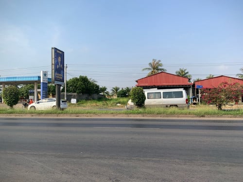 ដីលក់នៅផ្លូវជាតិលេខ៥ ជាប់បូរីសំរោង 40គុណ140ស្មើរ5568ការេ មួយការេ 350$ត