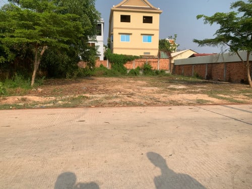 ដីលក់ក្រោមទីផ្សារនៅលេីផ្លូវបេតុងធំចំងាយ500ពីPub street ក្រុងសៀមរាប