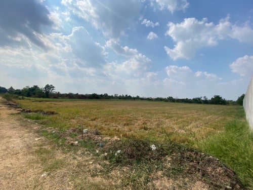 ដីក្បែព្រលានថ្មី និងក្រវ៉ាត់ក្រុងទី៣ 130/m2 ចរចា