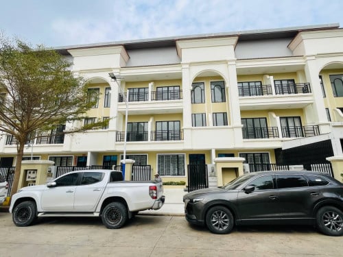 ផ្ទះវីឡាកូនកាត់មានរបងលក់ទីតាំងក្រោយវីទ្យាល័យច្បារអំពៅ300m