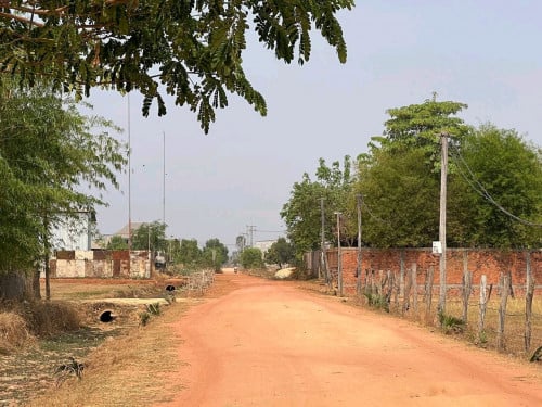 ដីលក់បន្ទាន់នៅក្រុងសៀមរាបសង្កាត់ជ្រាវចំងាយពីផ្សារជ្រាវ700ម៉ែត្រ